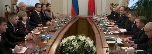 Predseda vlády SR Robert Fico v piatok 25. novembra 2016 odcestoval na pracovnú návštevu Bieloruskej republiky. Aj tejto delegácie sa zúčastnila Mária Trošková (šiesta zľava). 