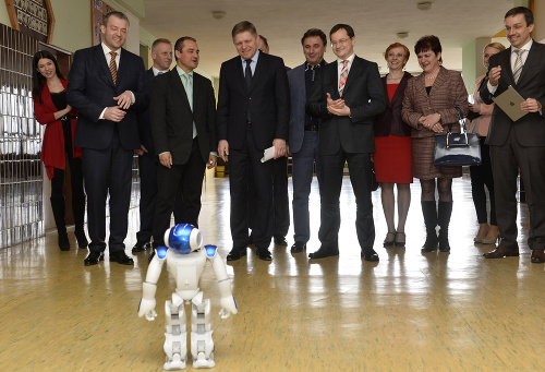 Robot víta delegáciu na čele s predsedom vlády SR Robertom Ficom počas tlačovej konferencie 1. apríla 2015 v priestoroch Strednej priemyselnej školy v Novom Meste nad Váhom. Vľavo  Mária Trošková. 