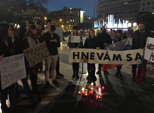 Protestujúci Slováci v Barcelone