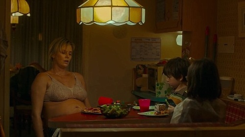 Charlize Theron ako trojnásobná matka vo filme Tully. 