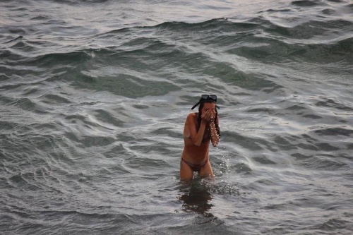 Žena vychádzajúca von z mora po pôrode