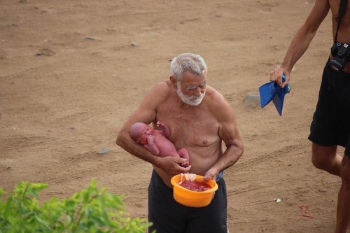 Starší muž je podľa dostupných informácií odborníkom na pôrody do vody