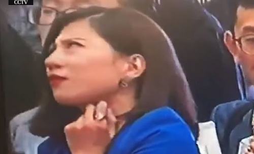 VIDEO Čínska reportérka hitom