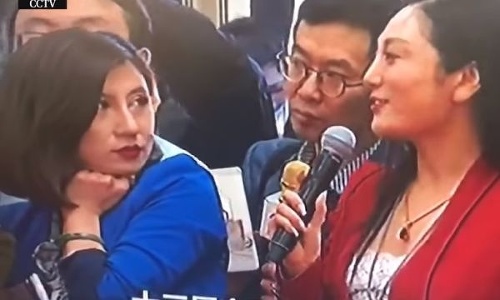 VIDEO Čínska reportérka hitom