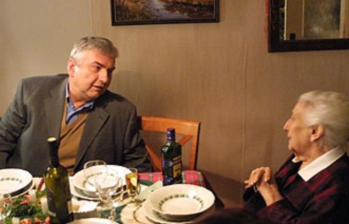 Záber z filmu Román pre ženy (2004), v ktorom Stella Zázvorková stvárnila jednu zo svojich posledných úloh. 