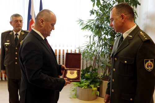 Minister obrany Peter Gajdoš ocenil profesionálneho vojaka Miloša Karella za záchranu 11-ročného chlapca.