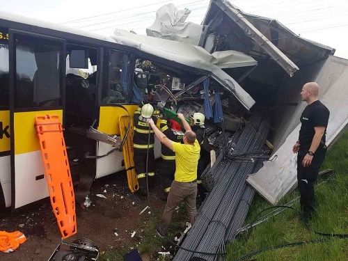 FOTO Nehoda autobusu pri