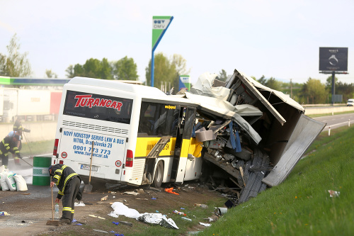 FOTO Nehoda autobusu pri