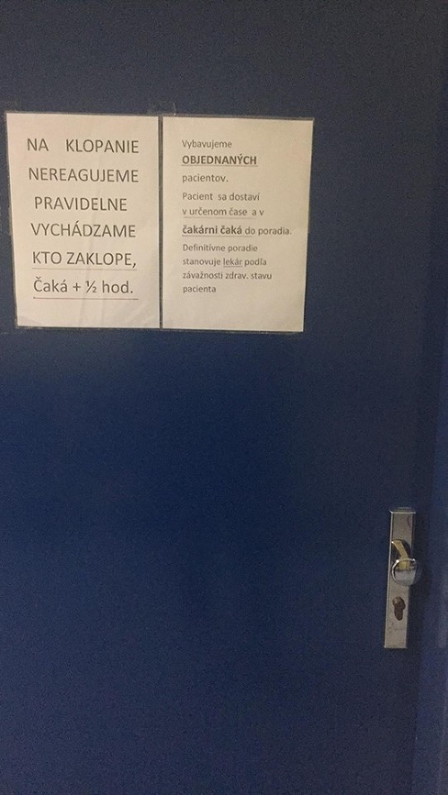 Nápis na dverách psychiatrickej