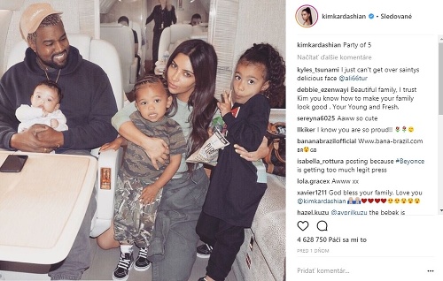 Kim Kardashian ako vzorná a milujúca mamička. 