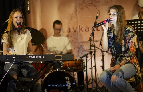 Akustické turné odštartovala Slávka Tkáčová v Považskej Bystrici, kde bola jej hosťom Sima Martausová