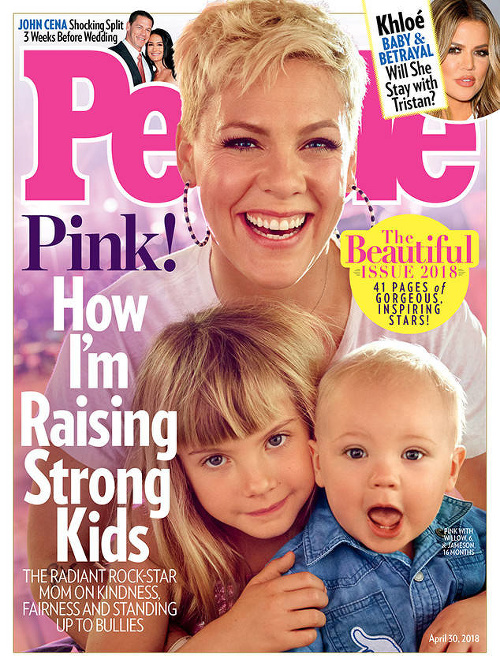Speváčka Pink na titulke magazinu People, ktorý ju označil za najkrajšiu ženu roka. 