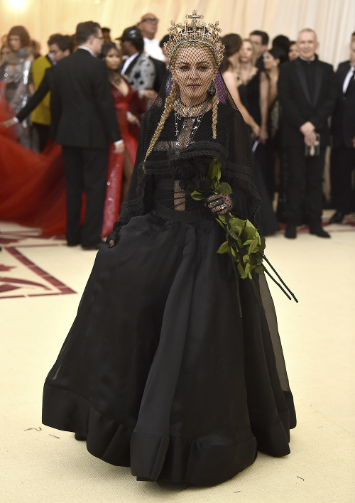 Speváčka Madonna kontroverznosť priam miluje, a tak niet pochýb, že si prišla na svoje. Zvolila netradičný doplnok v podobe čiernych ruží. 