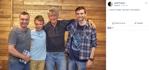 Televízny reportér Jožo Kubáni so svojimi dvoma synmi - Filipom a Erikom a krstným otcom jeho knižnej prvotiny - moderátorom Marcelom Forgáčom.