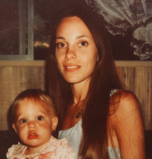Archivna FOTO malej Angeliny Jolie s mamou Marcheline