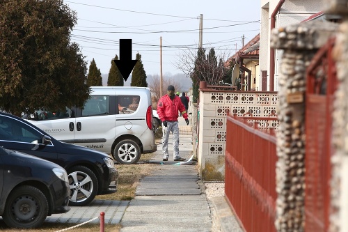 Martinino auto stálo pred domom vo Veľkej Mači. Fotografia z 26. februára, keď sa verejnosť dozvedela o tragédii.