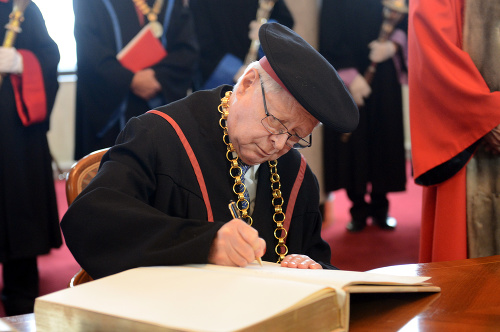 Univerzita Komenského v Bratislave v roku 2014 udelila Jánovi Vilčekovi čestný titul doctor honoris causa.