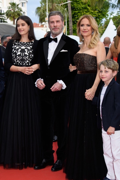 John Travolta s krásnou manželkou Kelly, synom Benom a dcérou Ellou, ktorá v čiernej róbe príliš neohúrila. 