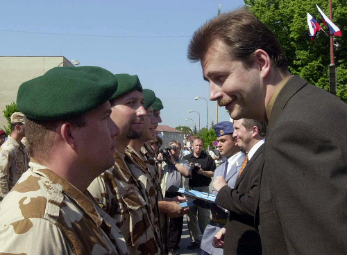 Jaroslav Tvrdík (vpravo) na archívnej fotografii z roku 2003. Vtom čase pôsobil ako český minister obrany.