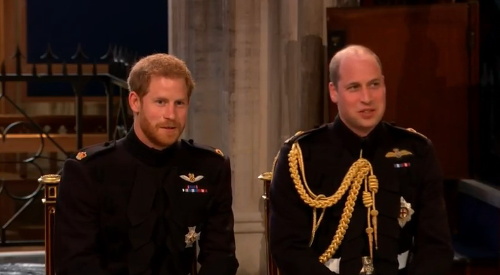 Princ Harry čaká v Kaplnke svätého Juraja na svoju vyvolenú.