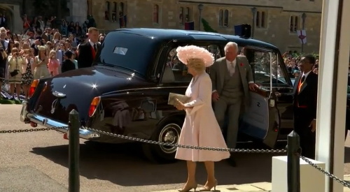 Na svadobný obrad už dorazili aj princ Charles s manželkou Camillou a kráľovná Alžbeta II.