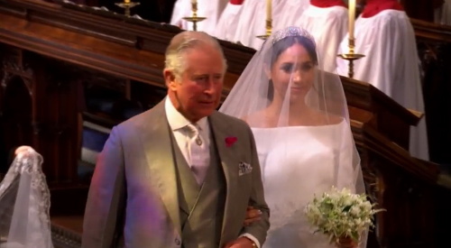 Nádherná nevesta Meghan Markle kráča pred oltár po boku Harryho otca - princa Charlesa.