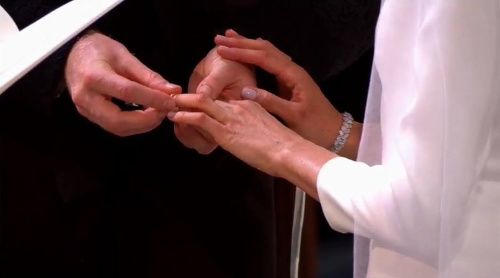 Meghan Markle a princ Harry si vymenili prstene.