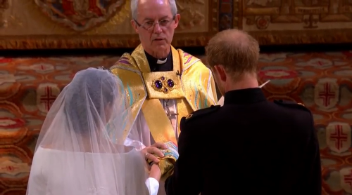 Arcibiskup vyhlásil princa Harryho a Meghan za manželov. 