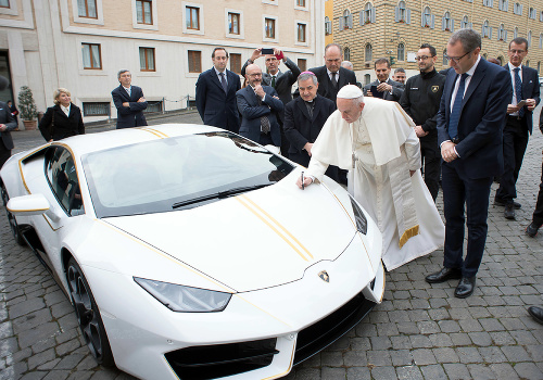 Pápež František dostal automobil značky Lamborghini, ktorý mu daroval luxusný výrobca športových automobilov vo Vatikáne 15. novembra 2017.