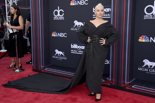 Christina Aguilera schytala za tento outfit kritiku. 
