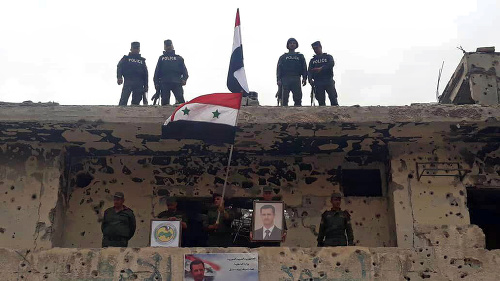 Sýrsky vojaci oslavujú víťazstvo.