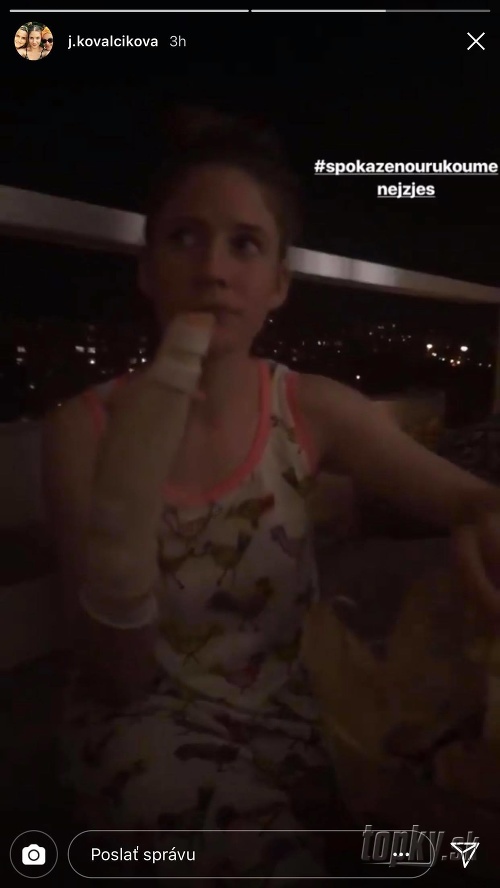 Jana Kovalčíková zverejnila na Instagrame video, na ktorom ukázala svoju zranenú ruku v ortéze. 