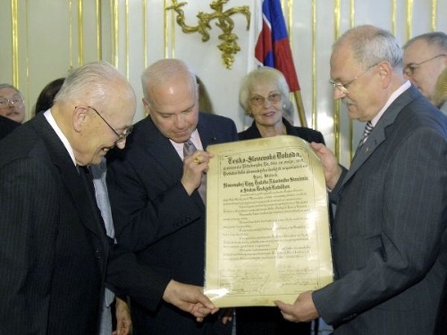 Exprezident Gašparovič drží kaligrafický prepis dohody
