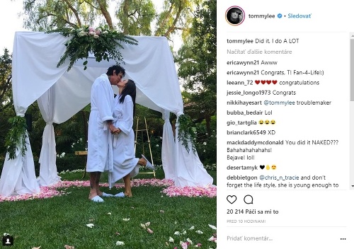 Tommy Lee zverejnil na instagrame takúto fotku. Nečudo, že mu všetci začali gratulovať k svadbe. 