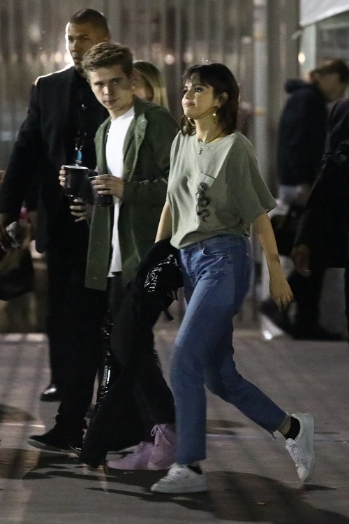 Selena Gomez predviedla paparazzom ovisnuté prsia. 