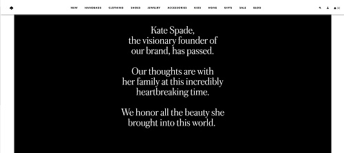 O smrti Kate Spade informovali aj na e-shope jej módnej značky.