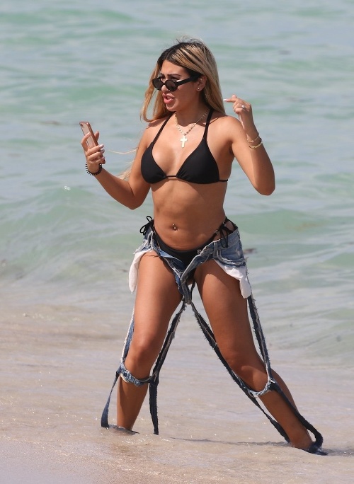 Gabriela Suares sa na pláži na Miami pretŕčala v skutočne šialených nohaviciach.