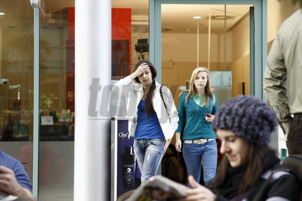 Dievčatá v kaderníctve bratislavského business centra.