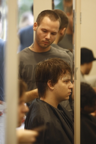 Martina Chodúra strihá kaderník Janko Molnár.