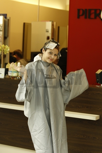 Monika Bagárová počas vlasovej úpravy.