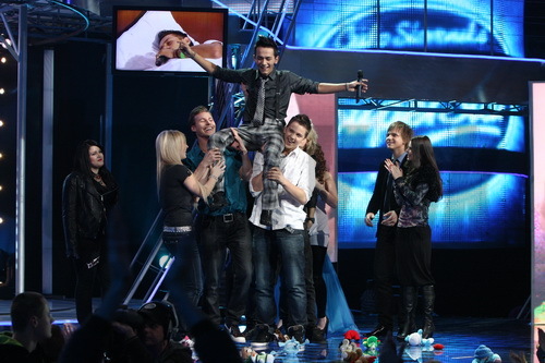 Ostatní finalisti vzali Jana Bendiga na ruky a vyhadzujú ho od vzduchu.