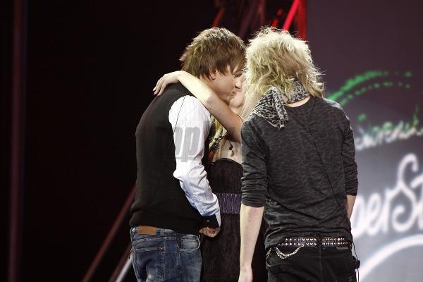 Chodúr objíma a bozkáva Dominiku Starú krátko potom, ako sa musela so speváckou šou rozlúčiť.