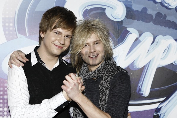 Martin sa po prenose správal k Mirovi naozaj priateľsky. Martin sa po prenose správal k Mirovi naozaj priateľsky.