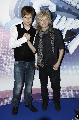 Dvojica nešetrila priateľskými gestami.