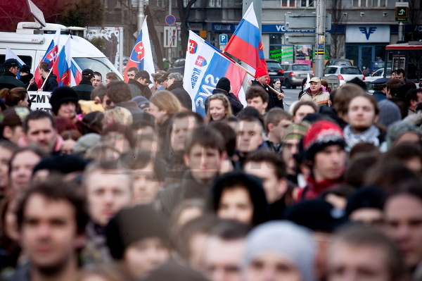 Protesty proti povinnej hymne