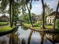 Holandská dedina Giethoorn je Holandská dedina Giethoorn je