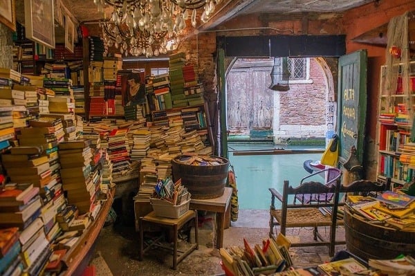 Benátske kníhkupectvo Libreria Acqua