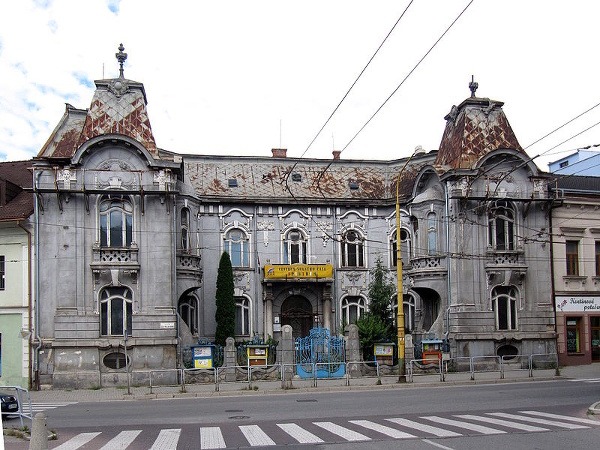 Ešte nedávno bol palác v dezolátnom stave. (Foto: Wikimedia/Juloml)