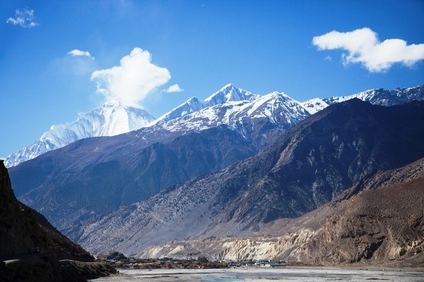 Jomsom, hlavné mesto Mustangu, trojvrchol Tukuche s výškou 6 920 m a naľavo hora Dhaulagirí (8 167 m), siedmy najvyšší vrchol Zeme