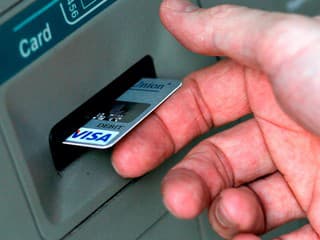 POZOR: Tieto bankomaty vám stiahnu peniaze, vždy keď ťuknete na toto tlačidlo